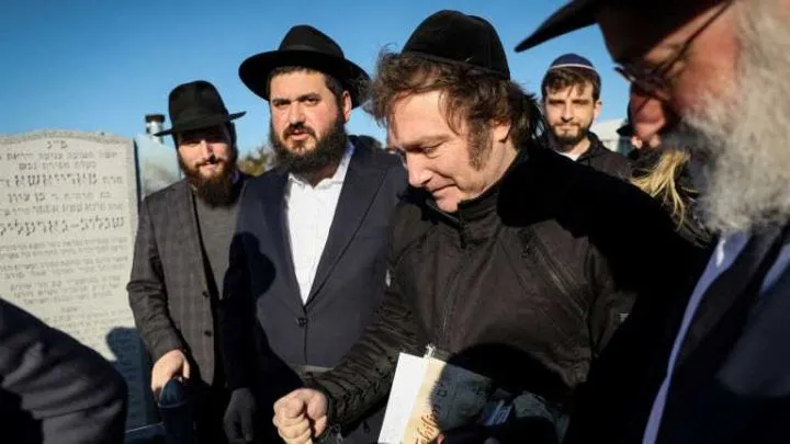 javier-milei-visita-el-lugar-de-descanso-del-lubavitcher-rebbe-rabino-menachem-m-schneerson-en-el-viejo-cementerio-montefiore-en-el-barrio-de-queens-de-la-ciudad-de-nueva-york-eeuu-27-de-noviembre-de-2023-1707702