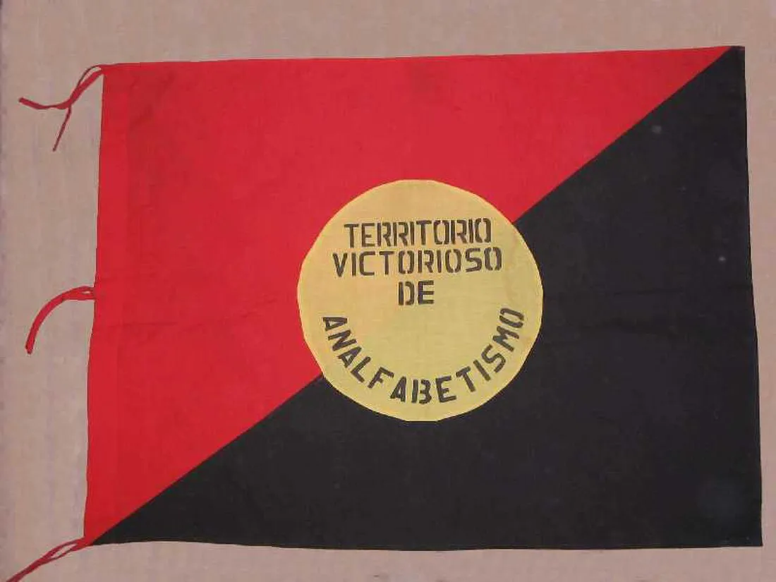 Bandera_territorio_victorioso_analfabetismo